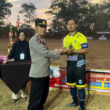 Album : Penyerahan piala 1 kompetisi desa kretek cup